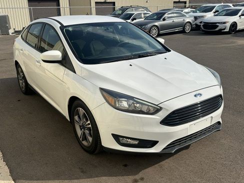 Used 2018 Ford Focus SE w/ SE Appearance Package FWD image 4