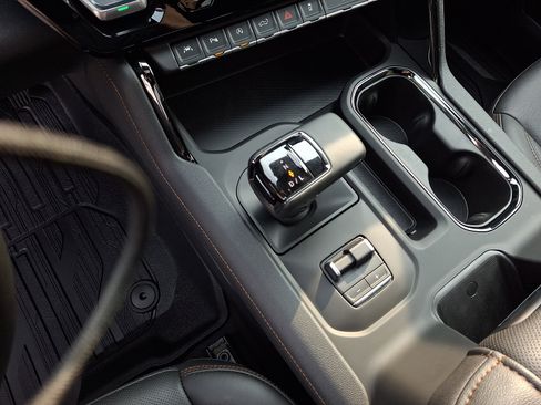 Used 2025 GMC Sierra 1500 AT4 w/ Technology Package AWD/4WD image 14