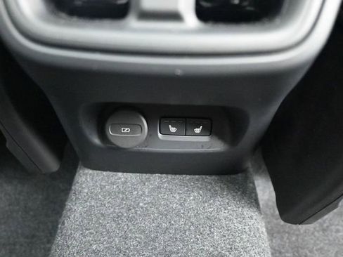 Used 2025 Volvo XC40 B5 Plus image 32