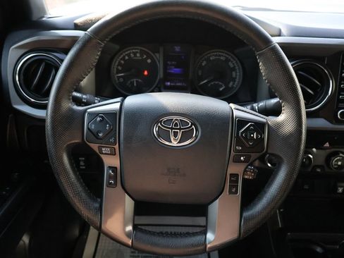 Used 2020 Toyota Tacoma TRD Off-Road AWD/4WD image 36