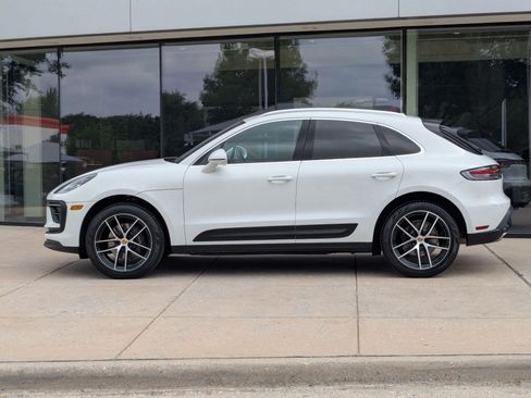 Certified 2024 Porsche Macan AWD/4WD image 2