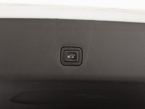 Used 2021 Chevrolet Traverse LT image 30