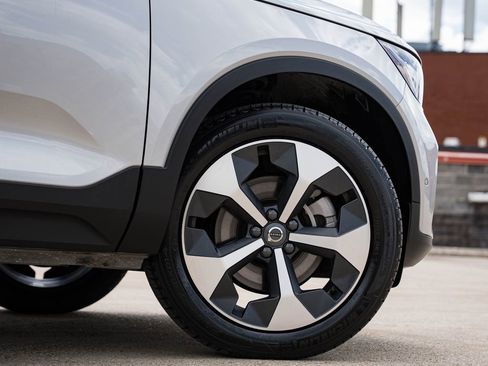 Certified 2025 Volvo XC40 B5 Plus AWD/4WD image 7