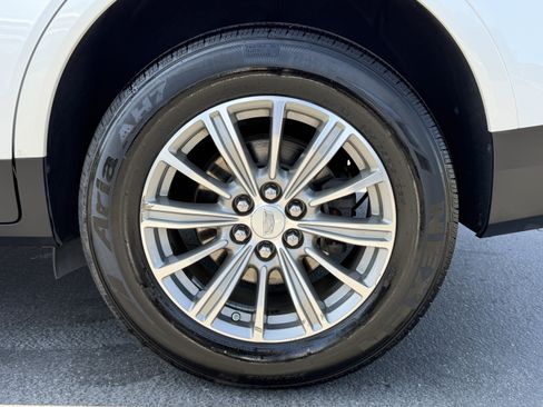 Used 2017 Cadillac XT5 Luxury w/ Driver Awareness Package FWD image 11