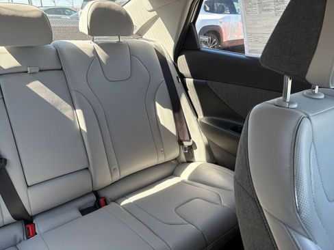 Used 2025 Hyundai Elantra Limited image 39