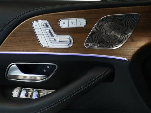 Used 2024 Mercedes-Benz GLS 580 4MATIC image 3