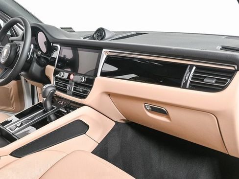 Certified 2025 Porsche Macan image 24