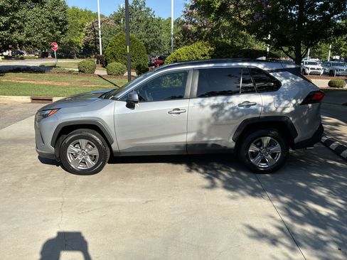 Used 2019 Toyota RAV4 XLE Premium w/ Cold Weather Package AWD/4WD image 7