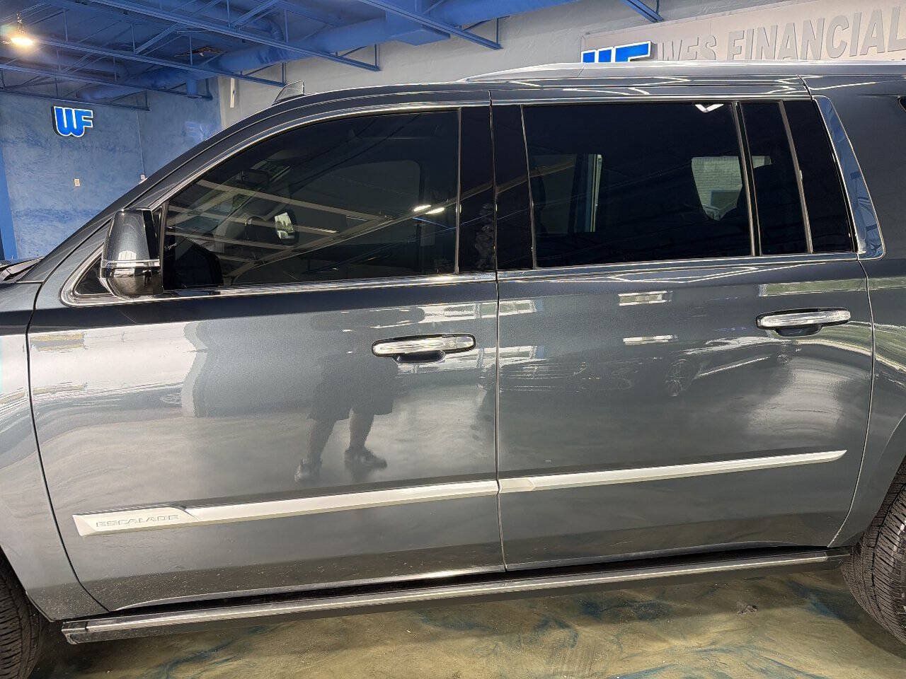 Used 2020 Cadillac Escalade ESV Premium Luxury AWD/4WD image 30