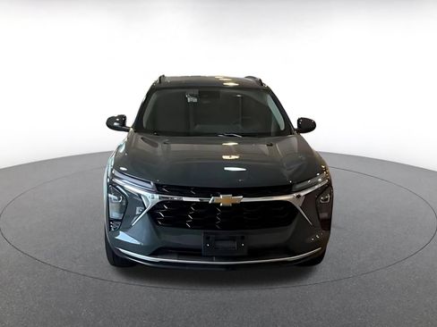Used 2025 Chevrolet Trax LT w/ LT Convenience Package FWD image 3