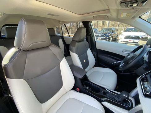 Certified 2023 Toyota Corolla Cross XLE image 29