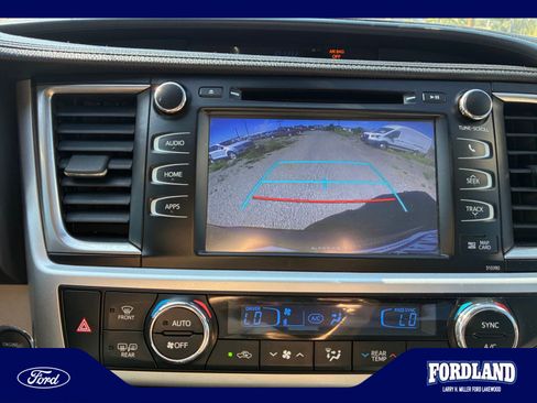 Used 2019 Toyota Highlander XLE AWD/4WD image 28