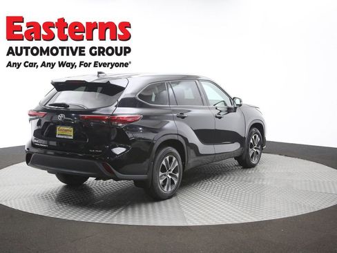 Used 2021 Toyota Highlander XLE AWD/4WD image 42