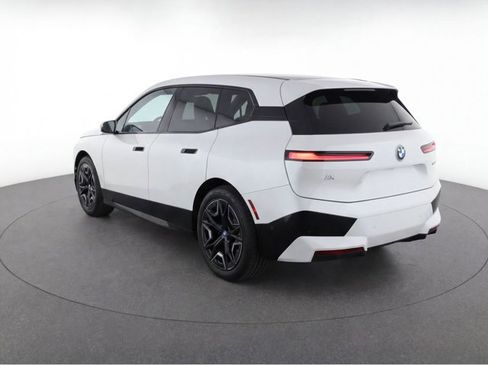 Used 2023 BMW iX xDrive50 w/ Sport Package AWD/4WD image 4