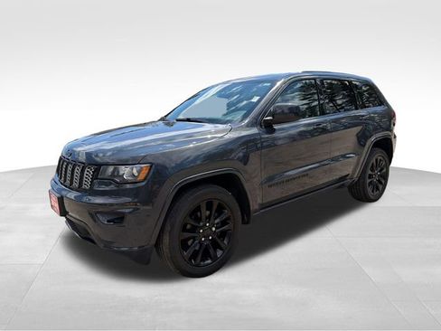 Used 2017 Jeep Grand Cherokee Altitude AWD/4WD image 7