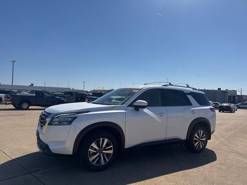 Certified 2025 Nissan Pathfinder SL image 10