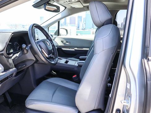 Used 2023 Toyota Sienna XLE w/ XLE Plus Package FWD image 16