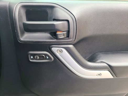 Used 2015 Jeep Wrangler Unlimited Rubicon w/ Connectivity Group image 20