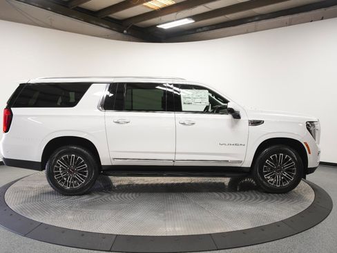 New 2026 GMC Yukon XL Elevation w/ Elevation Premium Package AWD/4WD image 9