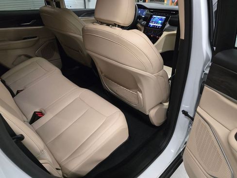 Certified 2022 Jeep Grand Cherokee Limited AWD/4WD image 32