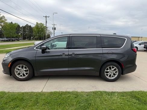 Used 2023 Chrysler Pacifica Touring-L FWD image 4