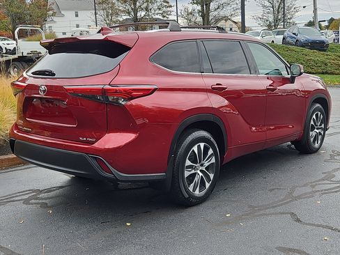 Used 2020 Toyota Highlander XLE image 2