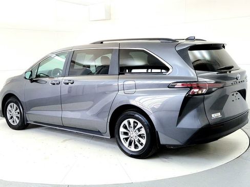 Certified 2025 Toyota Sienna LE AWD/4WD image 4
