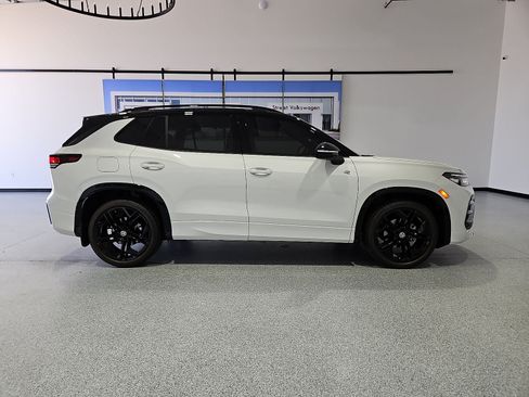 New 2026 Volkswagen Tiguan SE R-Line FWD image 10