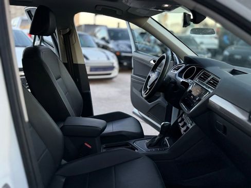 Used 2021 Volkswagen Tiguan SE w/ Panoramic Sunroof Package image 12