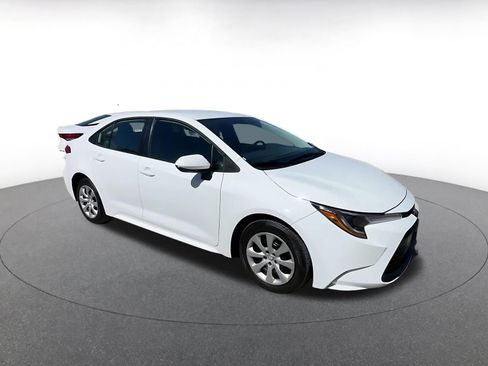 Used 2025 Toyota Corolla LE image 2