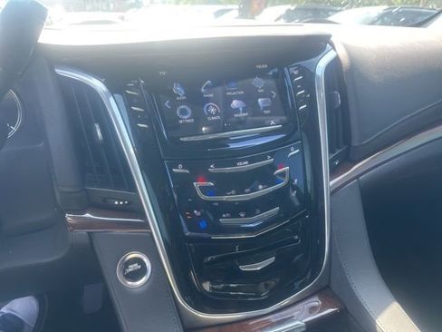 Used 2020 Cadillac Escalade Luxury AWD/4WD image 13