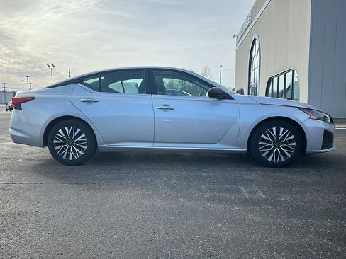 Used 2024 Nissan Altima 2.5 SV image 4