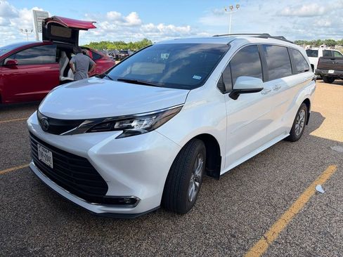 Used 2024 Toyota Sienna XLE FWD image 2