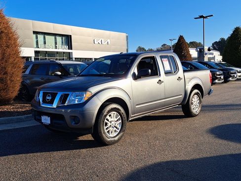 Used 2016 Nissan Frontier SV image 1