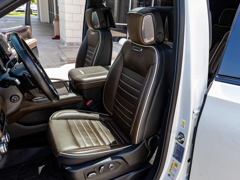 Used 2025 GMC Yukon Denali Ultimate AWD/4WD image 29