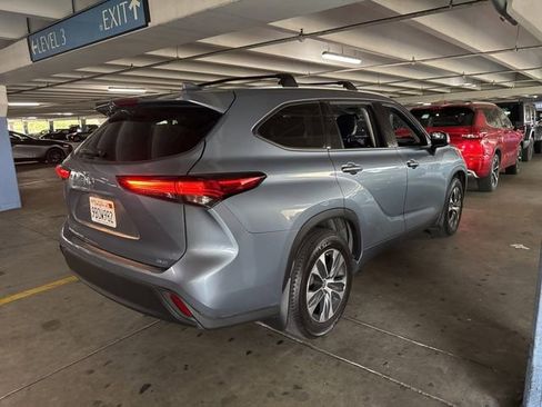 Used 2022 Toyota Highlander XLE FWD image 3
