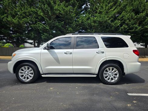 Used 2017 Toyota Sequoia Platinum RWD image 3