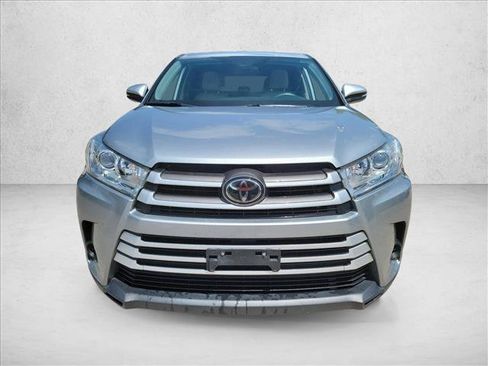 Used 2019 Toyota Highlander LE FWD image 2