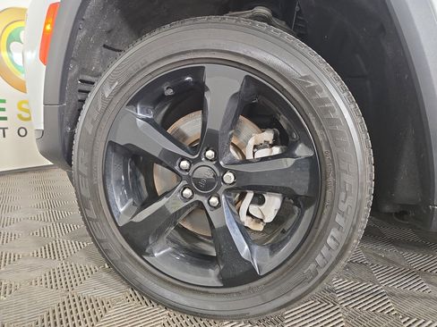 Used 2023 Jeep Grand Cherokee L Laredo image 35