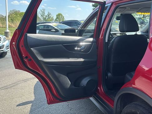 Used 2017 Nissan Rogue SL FWD image 28