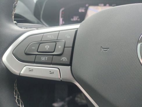 Certified 2022 Volkswagen Taos SEL w/ Panoramic Sunroof Package image 8