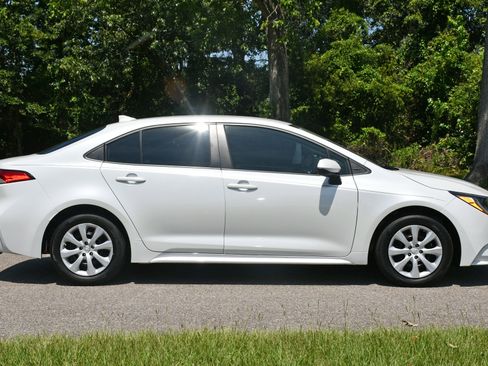 Used 2022 Toyota Corolla LE image 5