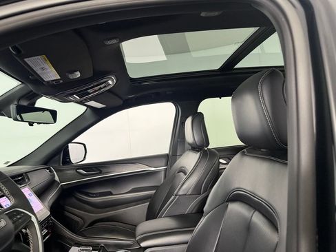 Certified 2025 Jeep Grand Cherokee Limited w/ Luxury Tech Group II AWD/4WD image 25