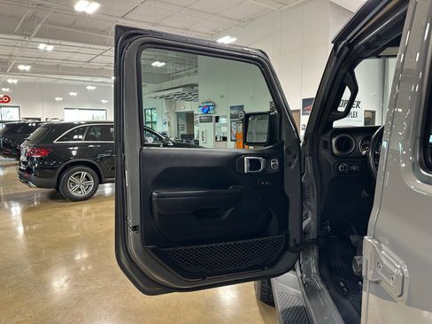 Used 2021 Jeep Gladiator Sport image 12