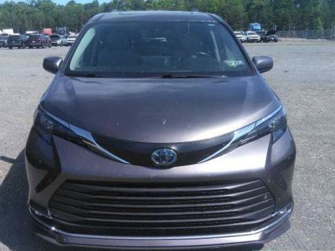 Used 2024 Toyota Sienna XLE image 1