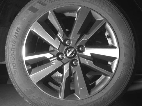 Used 2025 Nissan Versa SV image 15