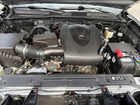 Used 2017 Toyota Tacoma SR5 w/ Tow Package AWD/4WD image 28