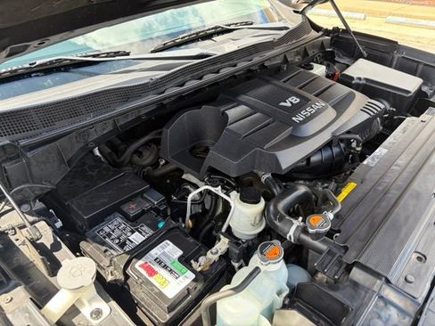 Used 2018 Nissan Titan SV w/ SV Convenience Package AWD/4WD image 11
