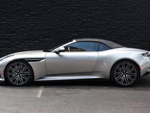 Used 2024 Aston Martin DB12 Convertible image 3