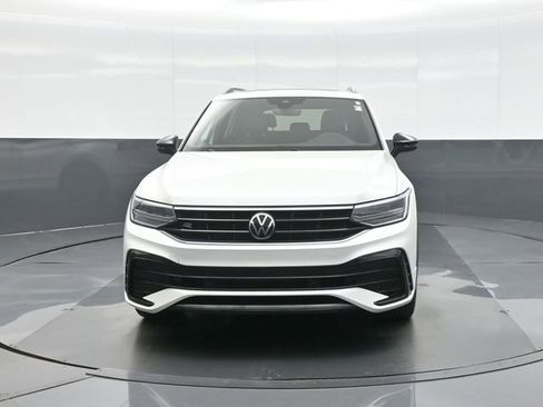 Used 2023 Volkswagen Tiguan SE R-Line image 2